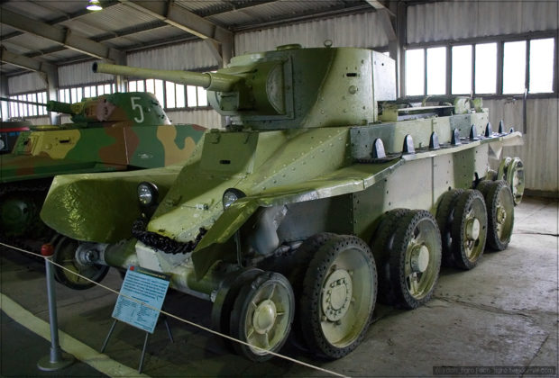 БТ-2 — лёгкий колёсно-гусеничный танк