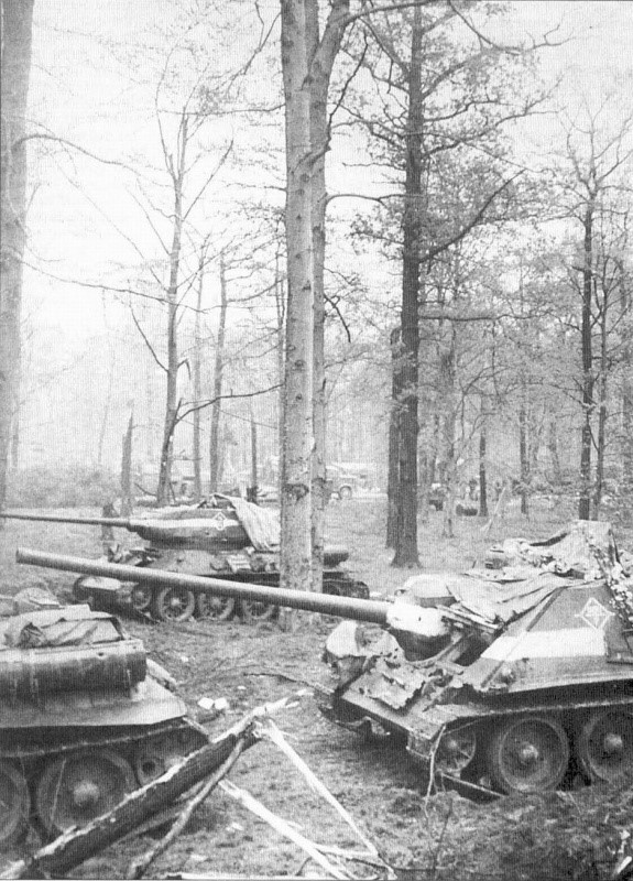 СУ-100 около Берлина. На заднем плане Т-34-85. 30 апреля, 1945.
