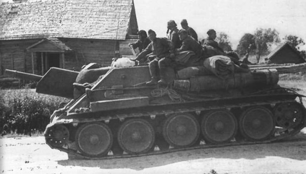 СУ-122 с десантом около Харькова. Август, 1943.