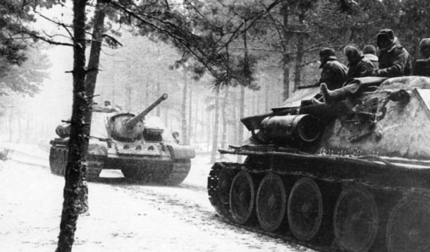 Колонна СУ-85М в Восточной Пруссии. Январь, 1945.